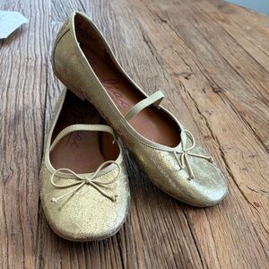 Woman’s size 9 gold ballet flats